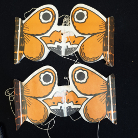 Растяжка бумажная оранжевые  бабочки, имеются следы времени цена за 1 шт 